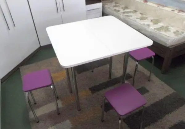Mesa dobrável cromoda com banquetas