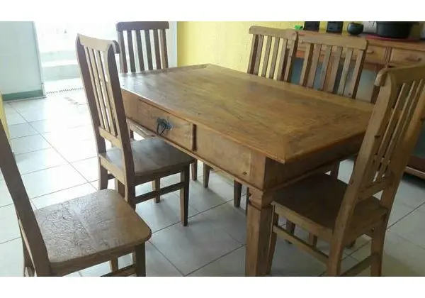 Mesa com 6 cadeiras