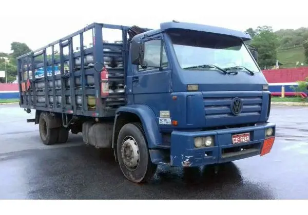 Vendo caminhão agregado no gas so pegar e continua trabalhando - 2001