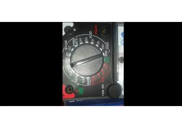 Multimetro analogico novo nunca usado mais a bateria tá descarregando e não tem pilha
