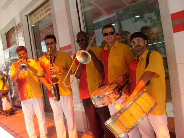 ANIMAÇÃO COM PALHAÇOS, PERNA DE PAU, ANÃO E BANDA DE INAUGURAÇÃO
