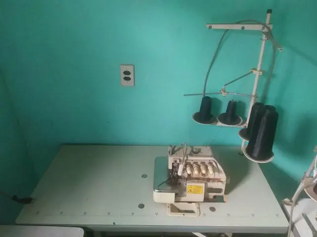 Vendo uma galoneira é uma overloq ponto cadeia