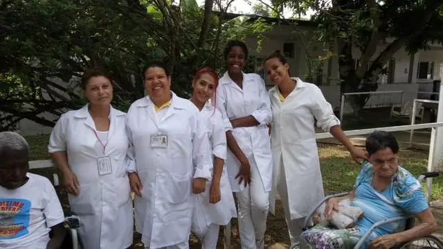 Cuidadora de idosos e acompanhante hospitalar