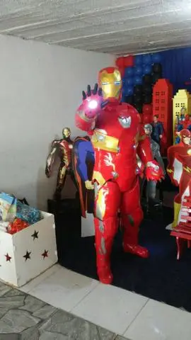 Personagens vivos para festa Marvel e DC Comics./Eigh Hero
