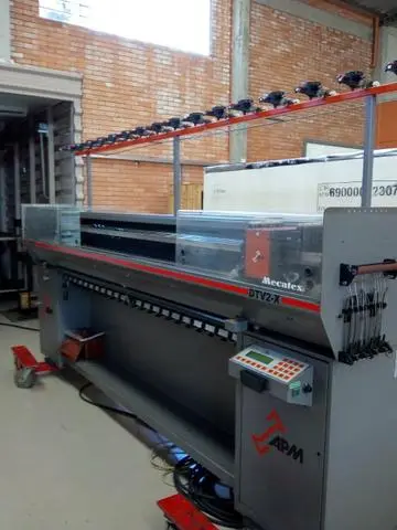 Máquina tricô retilínea APM