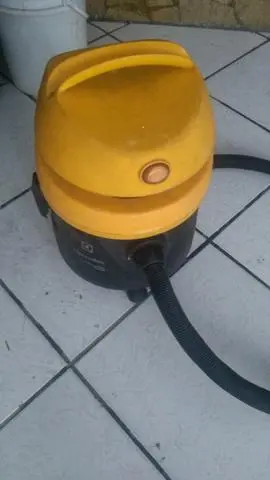 Vendo aspirador! com marcas de uso, funcionando tudo
