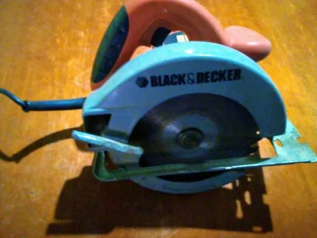 Vendo serra circular 250 reais