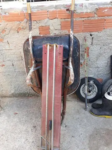 Vendem-se carrinho de mão, cortador riscador de piso, vara de pescar e +
