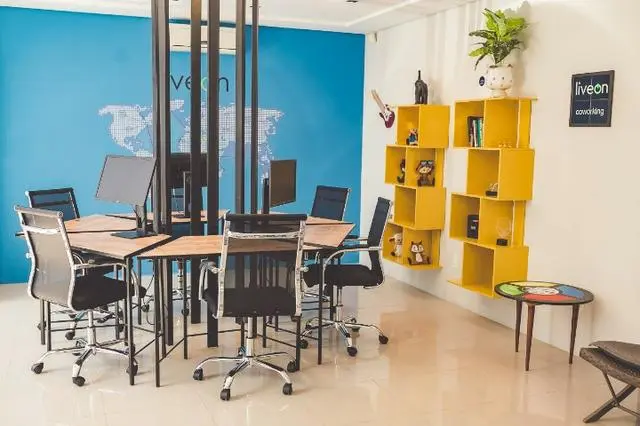 Sala e posições Coworking Kobrasol
