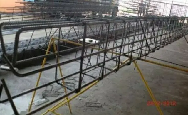 Montador de ferragem mão de obra