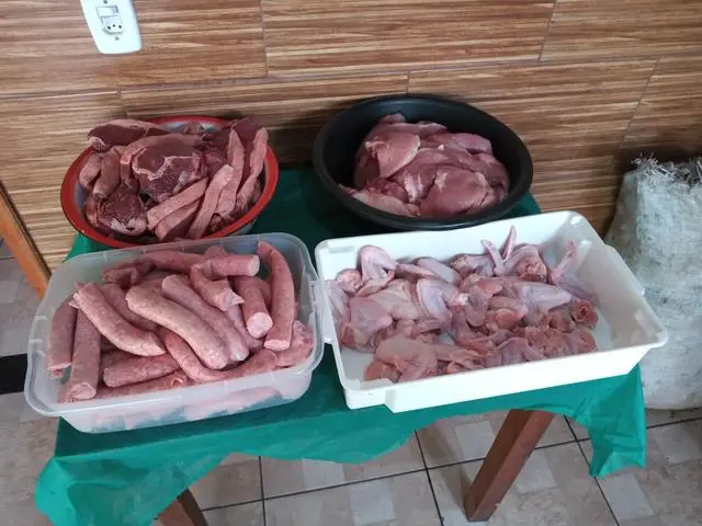 Serviços de churrasqueiro, garcon, garçonete, cozinheira, mesas, cadeiras, toalhas.