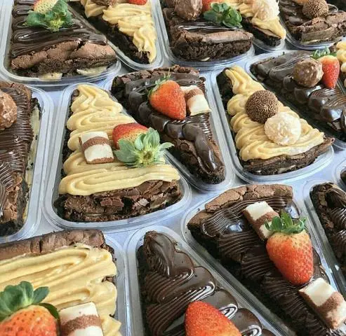 Ovos de Páscoa, docinhos, cestas, ramalhetes comestíveis, bolo no pote