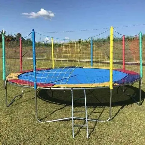 Locação de cama elástica ( Pula pula) de piscina de bolinhas e jogos de mesa