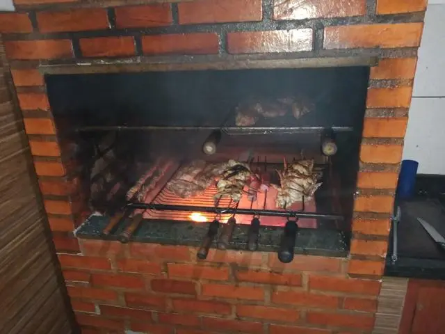 Serviços de churrasqueiro, garcon, garçonete, cozinheira, mesas, cadeiras, toalhas.