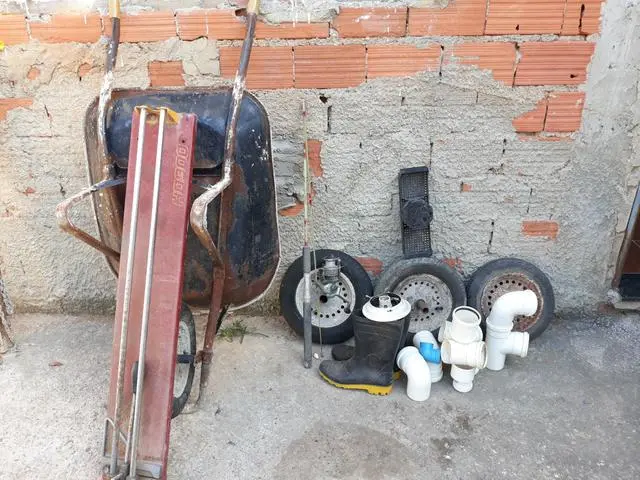 Vendem-se carrinho de mão, cortador riscador de piso, vara de pescar e +