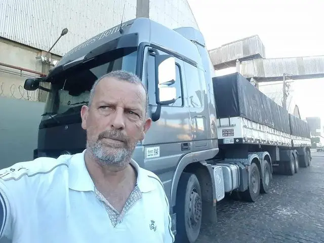 Motorista carreteiro disponível pra possível contratação