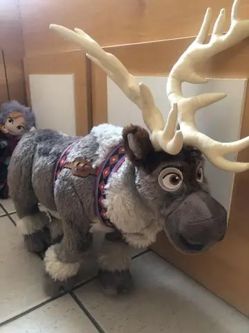 Personagens em pelúcias do Frozen