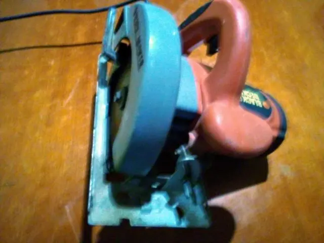 Vendo serra circular 250 reais