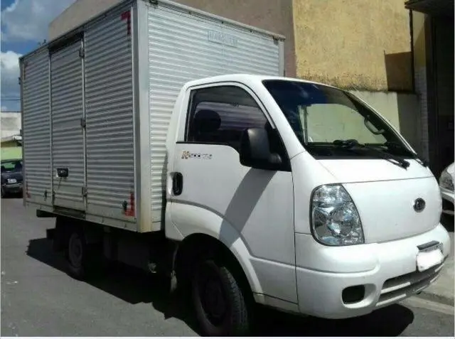 Carreto, transporte de carga, mudança com baú. foto do veículo