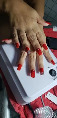 Alongamentos de unha a domicílio em fibra de vidro, gel e acrigel