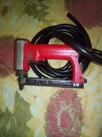 Vende se um grarpiador de sofá por um valor bom