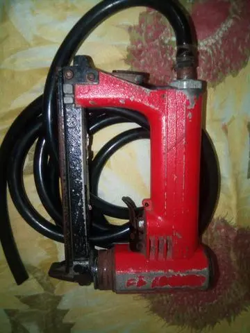 Vende se um grarpiador de sofá por um valor bom