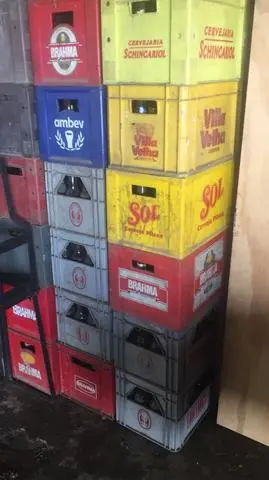 Caixas com vasilhames, desapego, 5 reais cada!