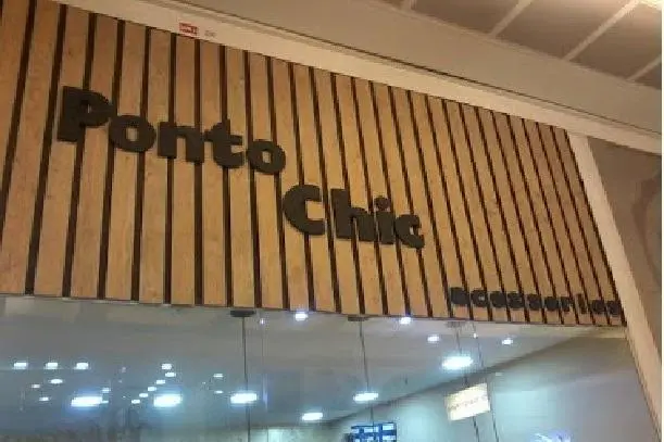 Letreiros em auto relevo