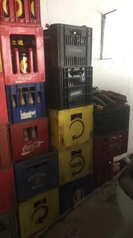 Caixas com vasilhames, desapego, 5 reais cada!