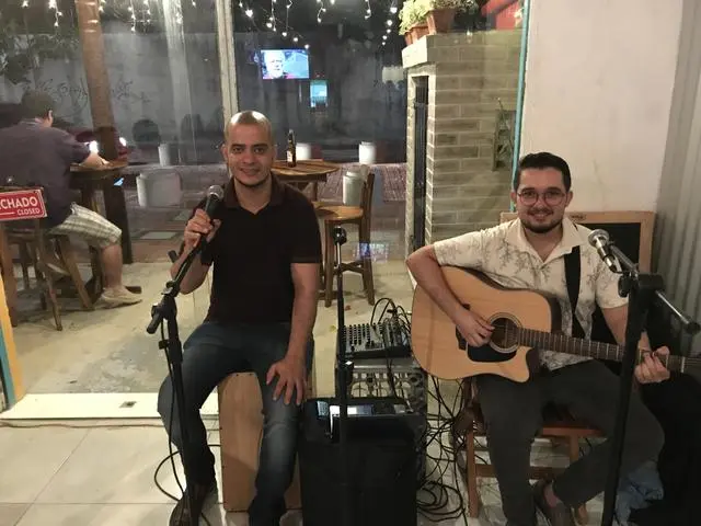 Música ao vivo dupla toca tudo- voz e violão e Cajon