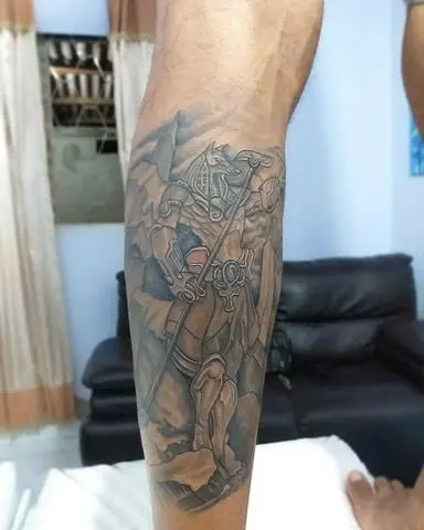 Tatuador profissional com 10 anos em atividade
