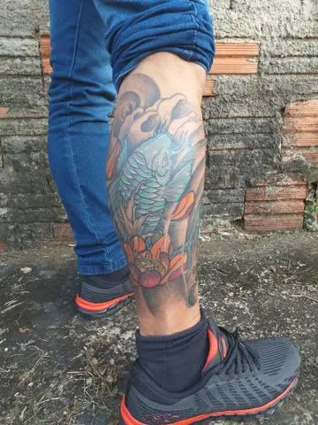 Tatuador profissional com 10 anos em atividade