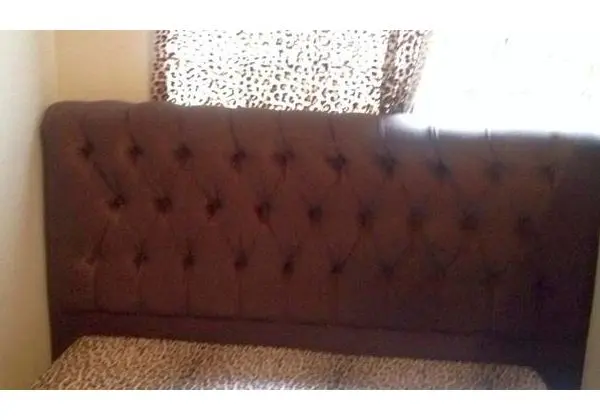 Cabeceira marrom em camurça para cama box de casal
