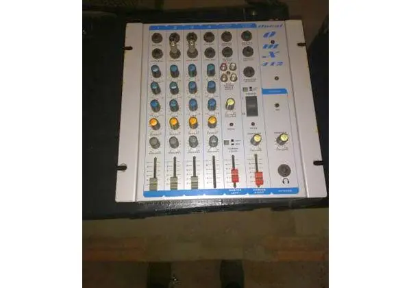 Som profissional, duas caixas, potência, mesa de 4 canais, sou de Uberaba
