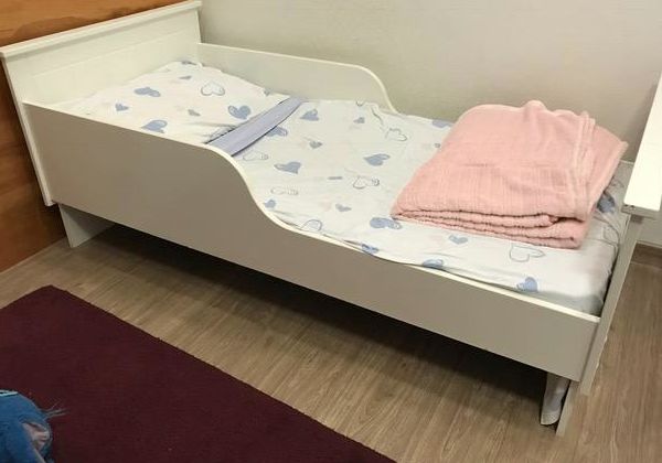 Mini-cama branca em laca com colchão semi-nova
