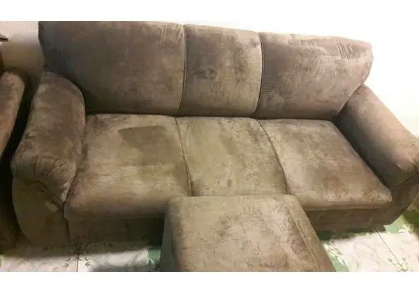 Sofá de 3 lugares com puff de descanso