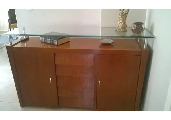 Lindo Buffet, duas portas, cinco gavetas com tampo de vidro sobreposto