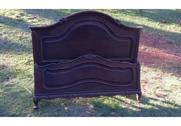 Cama de casal antiga