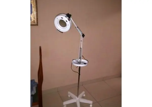 Lupa iluminaria com base de bandeja, tripé, lâmpada nova não é led