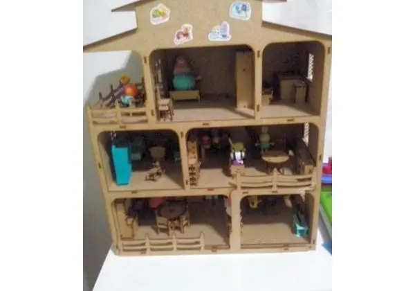 Casinha de boneca de madeira