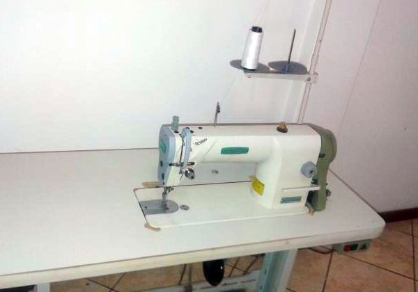 Máquina de costura Reta Industrial Siruba