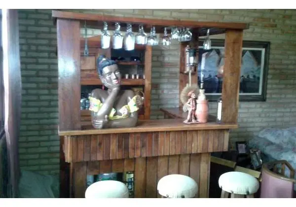 Barzinho rústico em madeira maciça