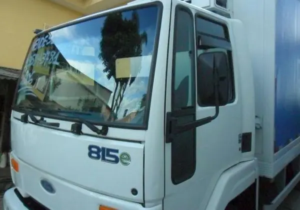 Ford cargo 815e com bau refrigerado - 2006