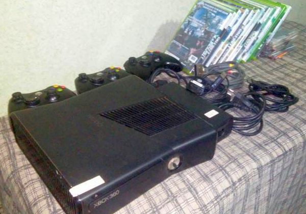 Xbox 360 Destravado 250GB, 3 controles, 30 jogos e HDMI