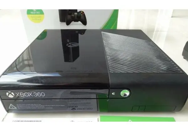 Xbox 360 E em ótimo estado. Destravado