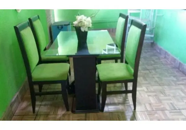 Jogo de mesa com 4 cadeiras
