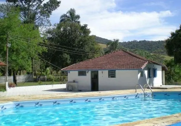 Sítio com casa, piscina e poço artesiano