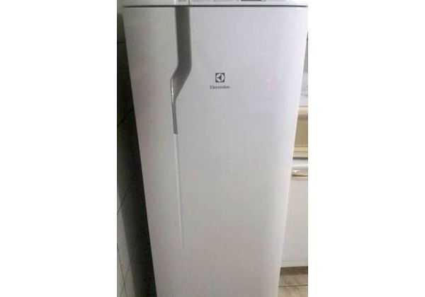 PRATICAMENTE NOVO - Refrigerador Eletrolux
