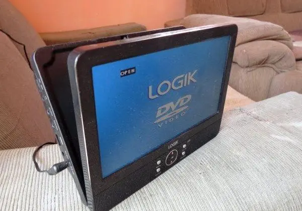 Dvd portátil por 2 controles de play2
