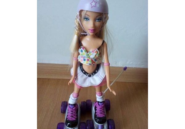 Boneca Barbie patinadora a pilha Anda sozinha